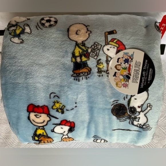 Peanuts Snoopy and Friends Sports
Throw Blanket - Picture 2 of 4